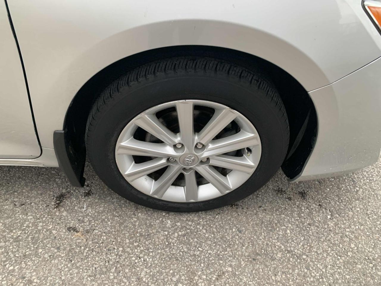 2012 Toyota Camry XLE/ ONE OWNER/ SUPER LOW KM / LIKE NEW / LOADED/ - Photo #6