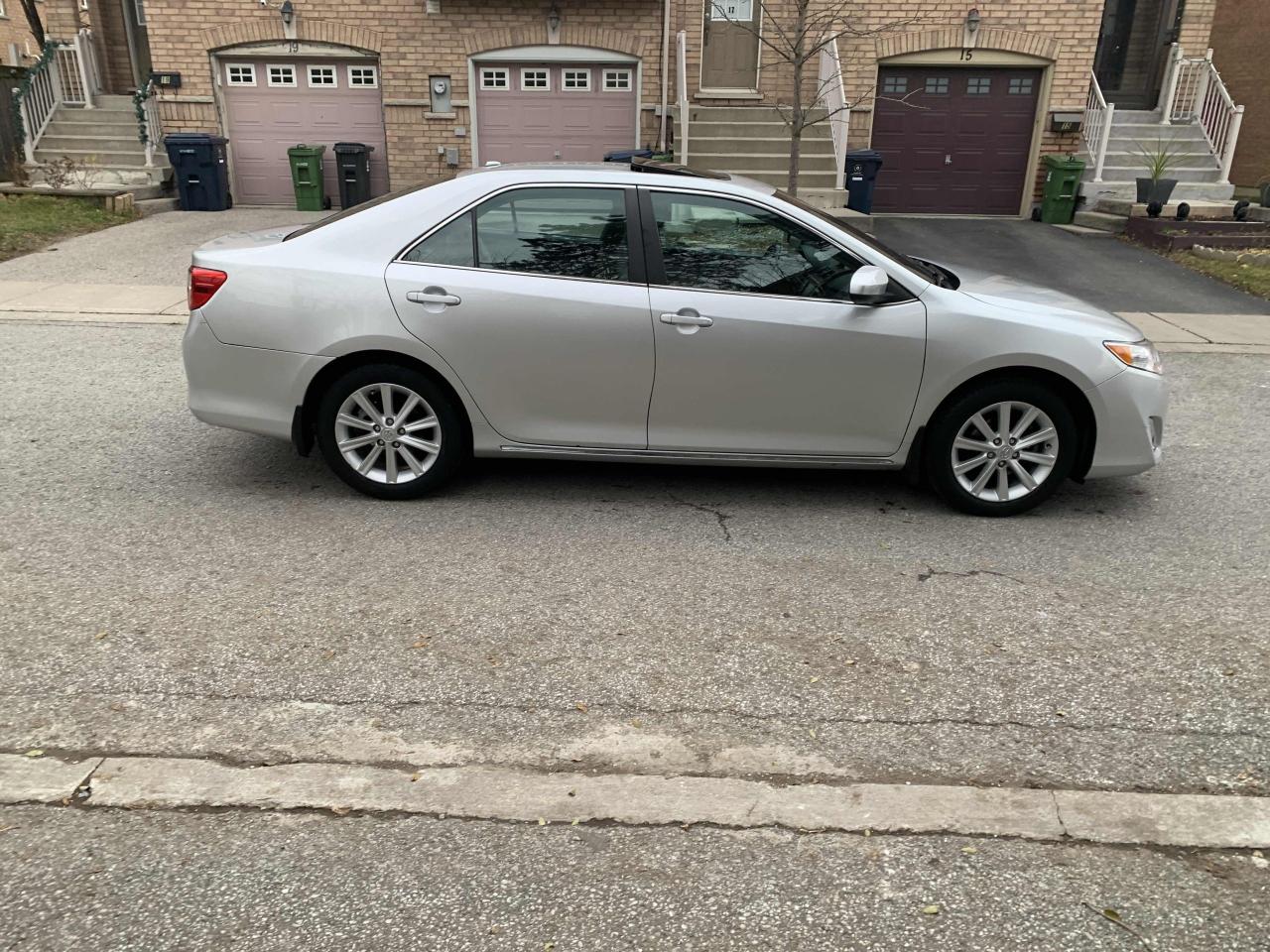 2012 Toyota Camry XLE/ ONE OWNER/ SUPER LOW KM / LIKE NEW / LOADED/ Photo4