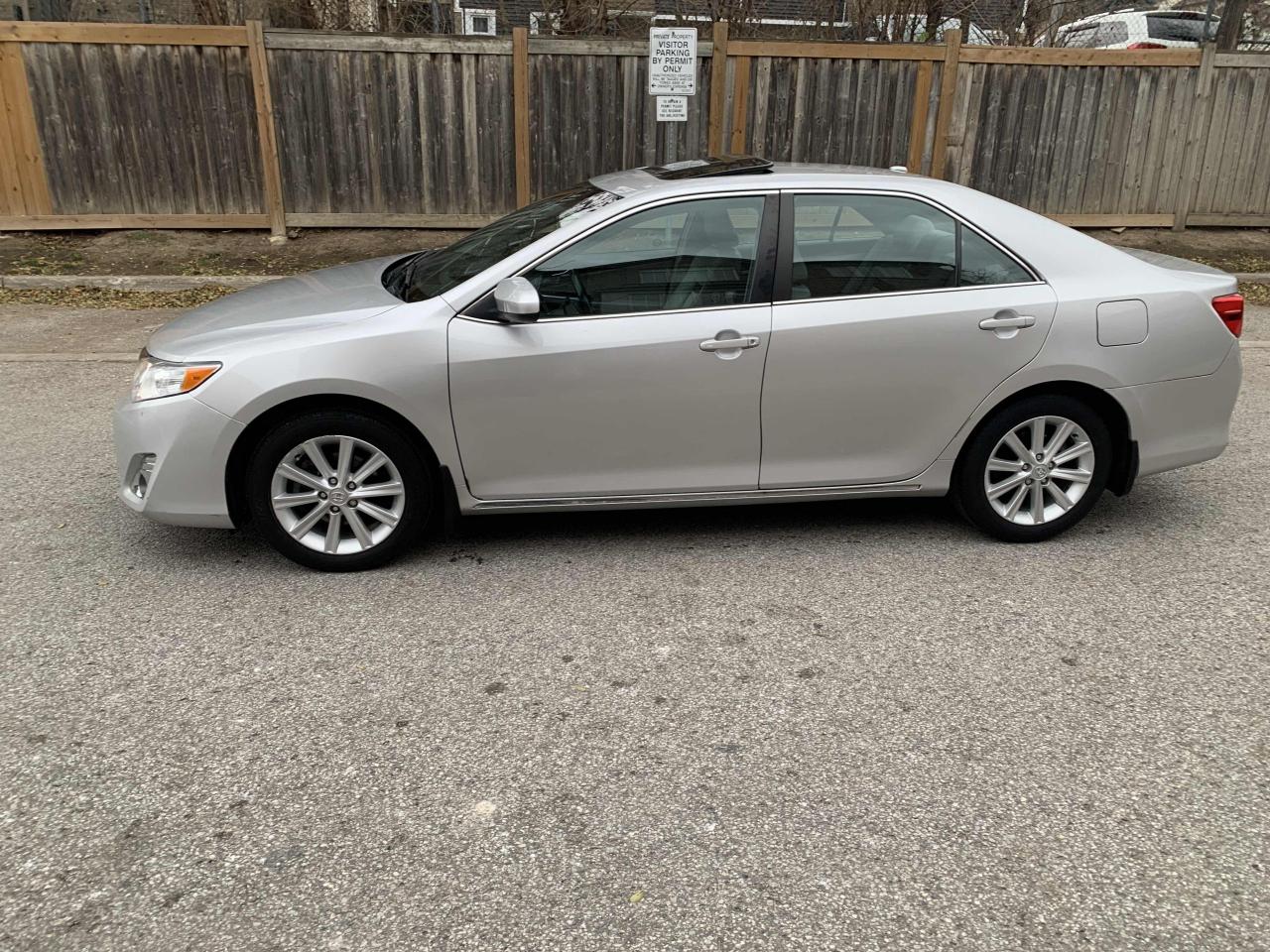 2012 Toyota Camry XLE/ ONE OWNER/ SUPER LOW KM / LIKE NEW / LOADED/ - Photo #2