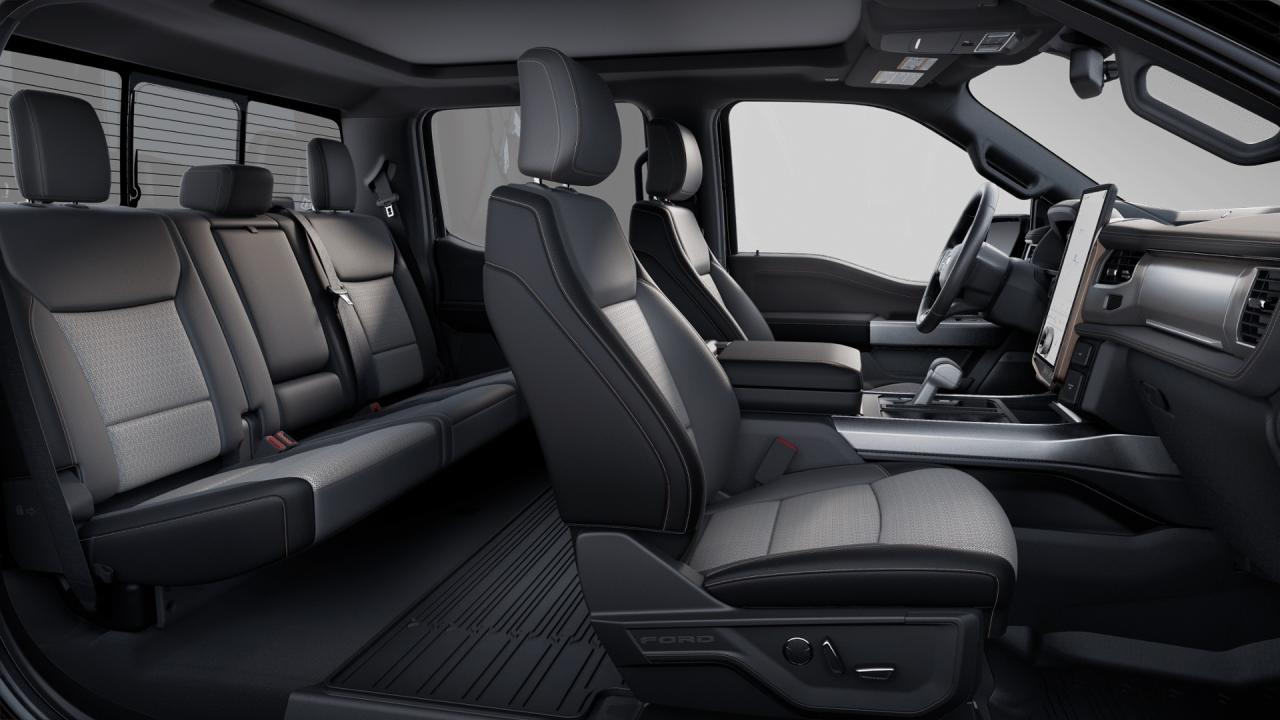 2025 Ford F-150 Lightning Lariat 4WD SuperCrew 5.5' Box Photo5