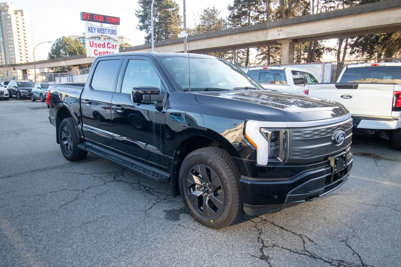 2025 Ford F-150 Lightning Lariat 4WD SuperCrew 5.5' Box Photo4