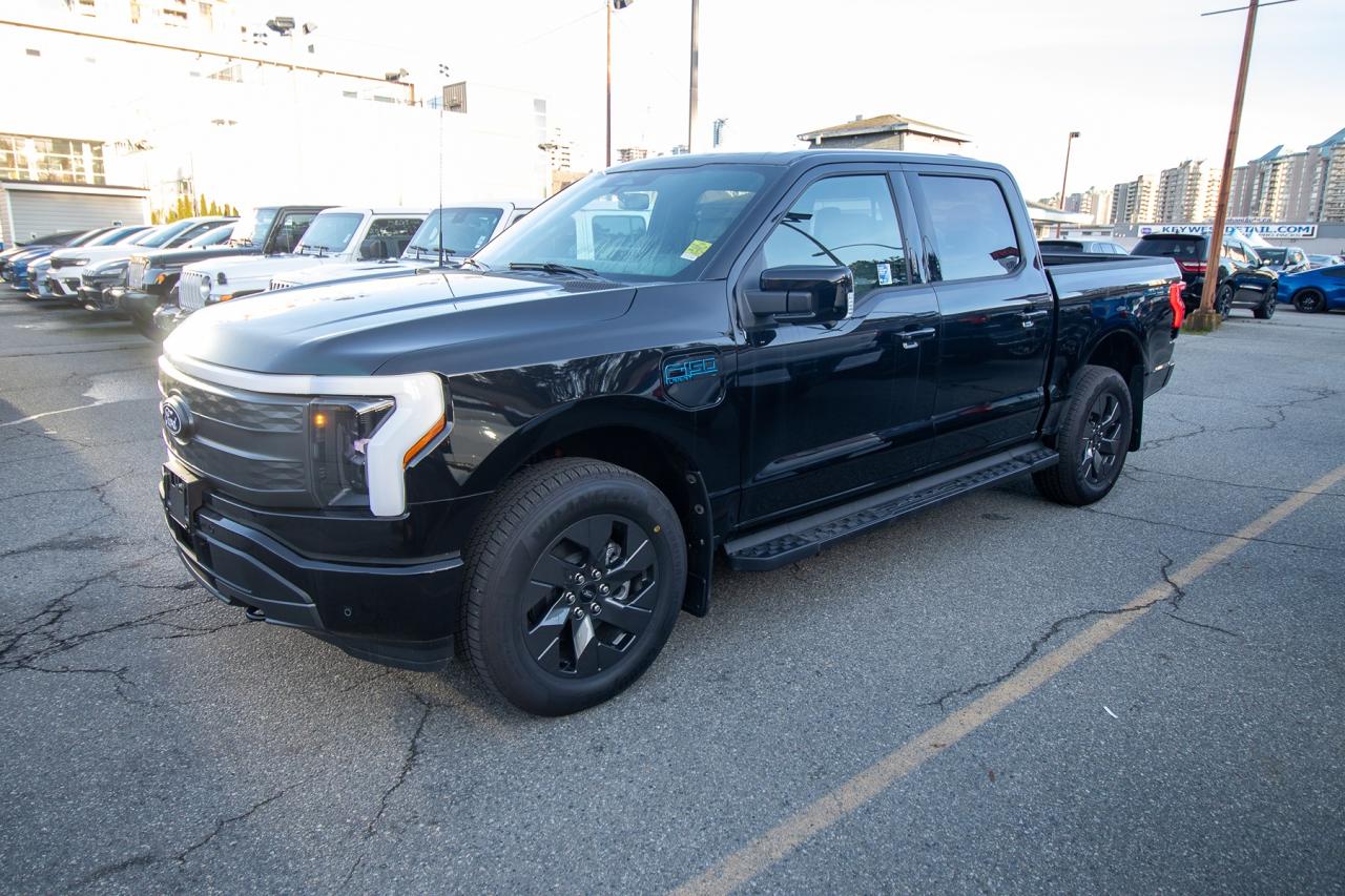 2025 Ford F-150 Lightning Lariat 4WD SuperCrew 5.5' Box Photo2