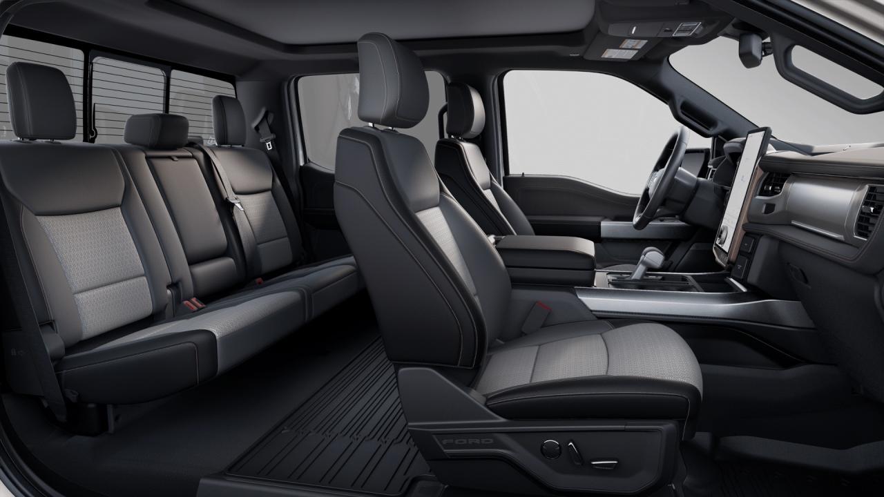 2025 Ford F-150 Lightning Lariat 4WD SuperCrew 5.5' Box Photo5