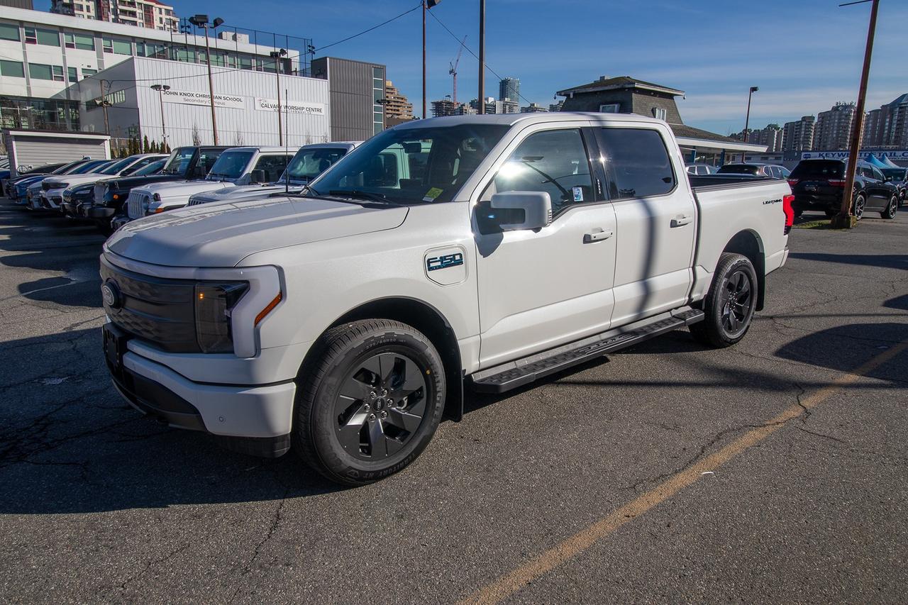 2025 Ford F-150 Lightning Lariat 4WD SuperCrew 5.5' Box Photo2