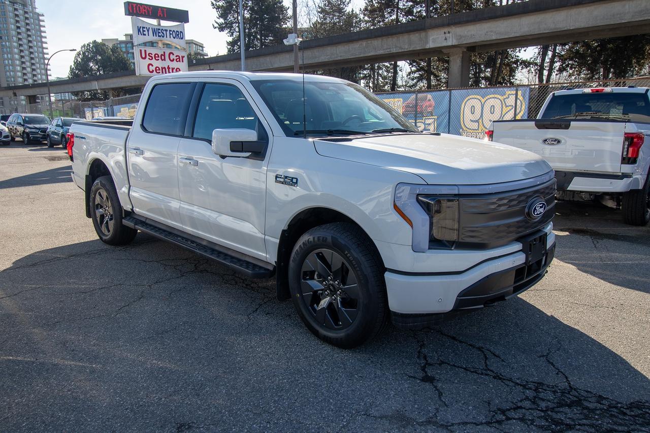 2025 Ford F-150 Lightning Lariat 4WD SuperCrew 5.5' Box Photo4