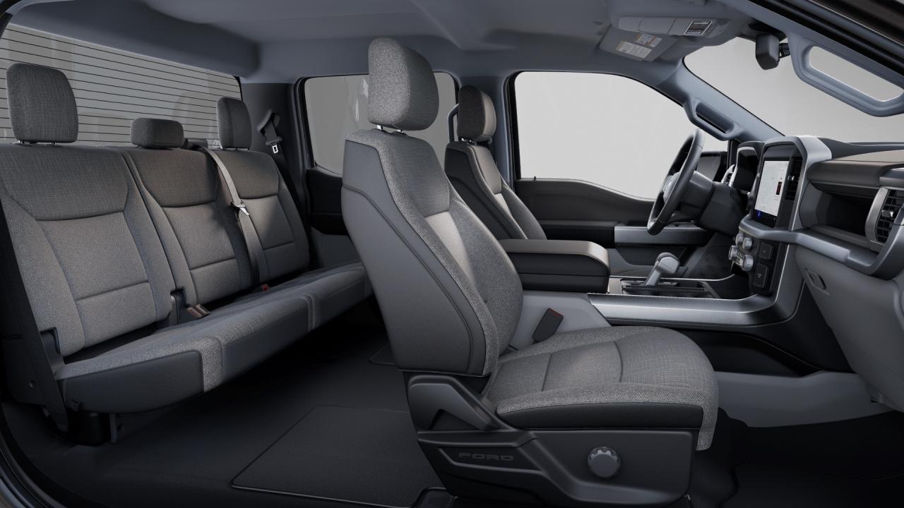 2025 Ford F-150 Lightning XLT 4WD SuperCrew 5.5' Box Standard Range Battery Photo5