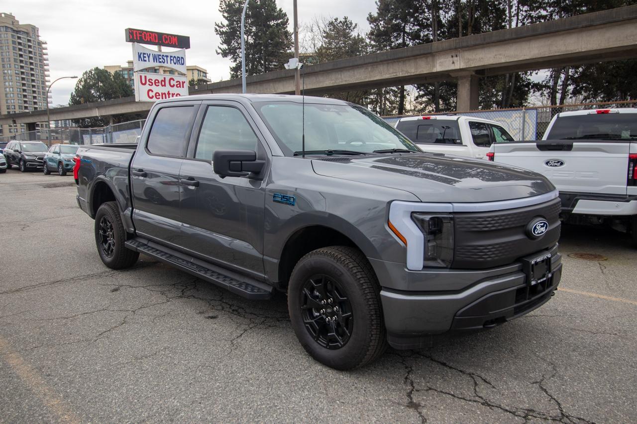 2025 Ford F-150 Lightning XLT 4WD SuperCrew 5.5' Box Photo4