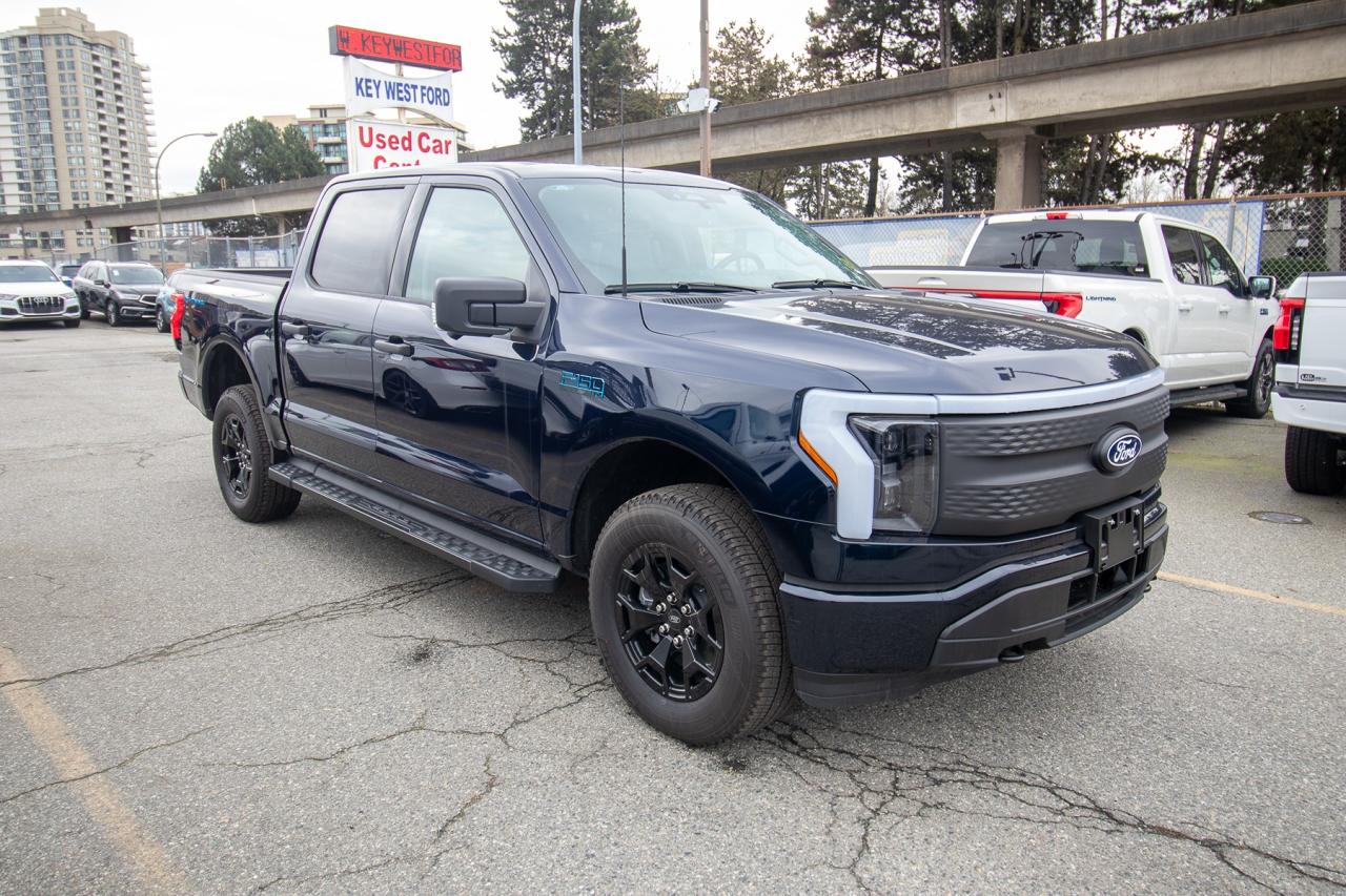2025 Ford F-150 Lightning XLT 4WD SuperCrew 5.5' Box Photo4