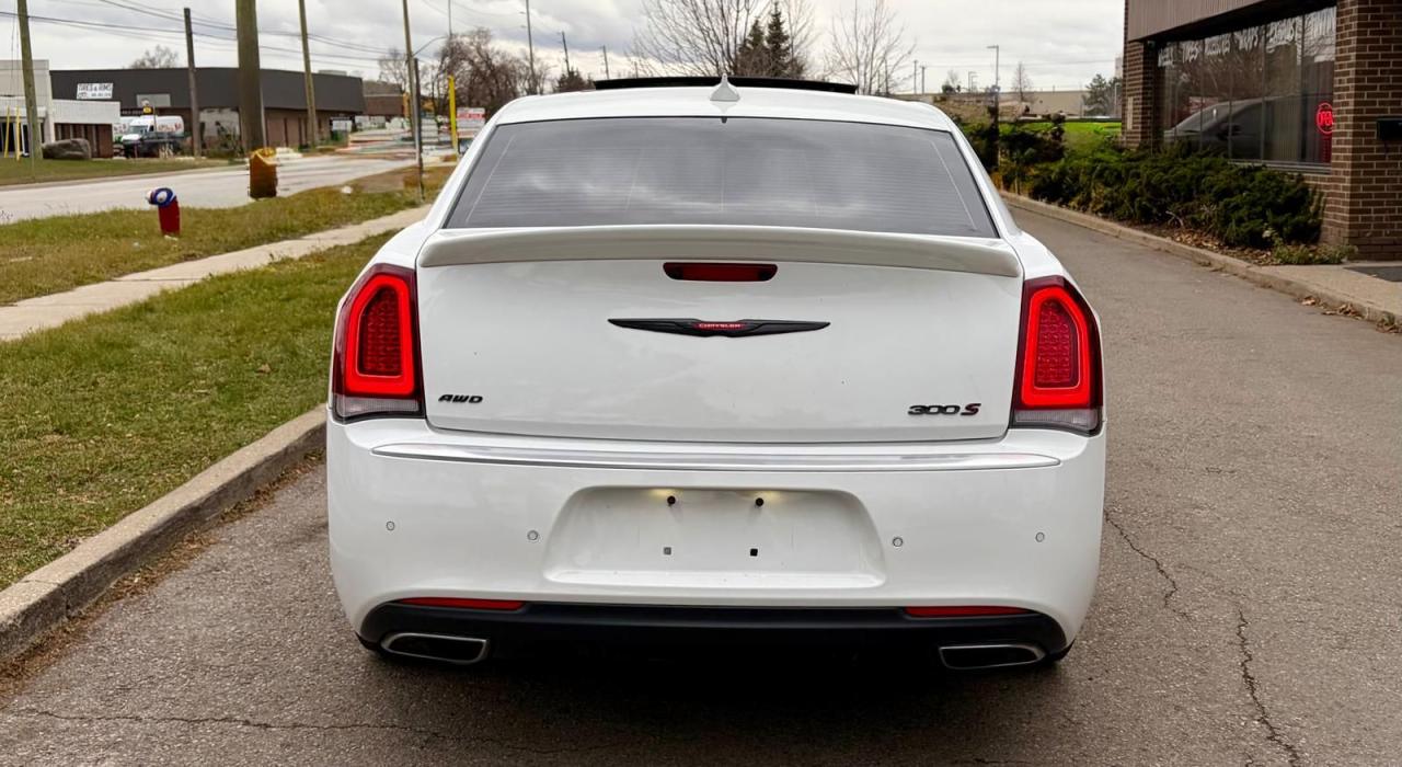 2023 Chrysler 300 300S Photo4