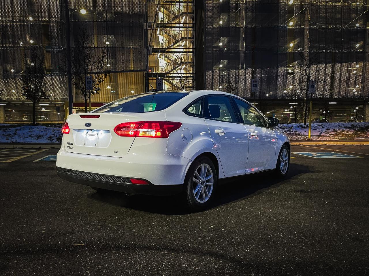 2017 Ford Focus SE | ONE OWNER | LOW KMS | CLEAN CARFAX | - Photo #4