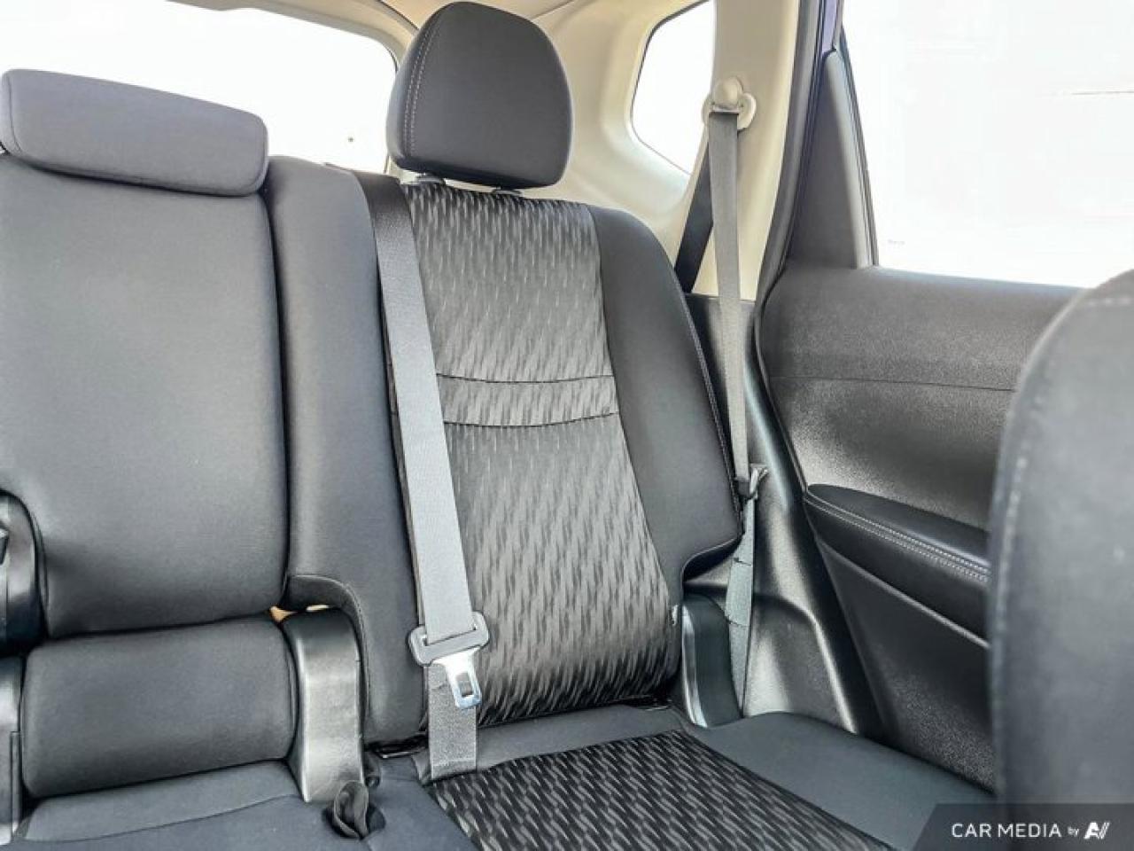 2020 Nissan Rogue S | Lane Departure Warning | Blind Spot Warning | Carplay and Android Auto | Back Up Cam and More ! Photo3