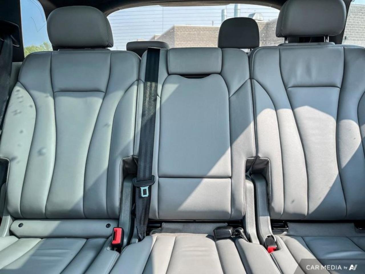 2022 Audi Q7 Komfort 45 Quattro | 7 Pass | Panoramic Sunroof | Nav | Leather | Heated Seats | Rear Cam & More ! Photo