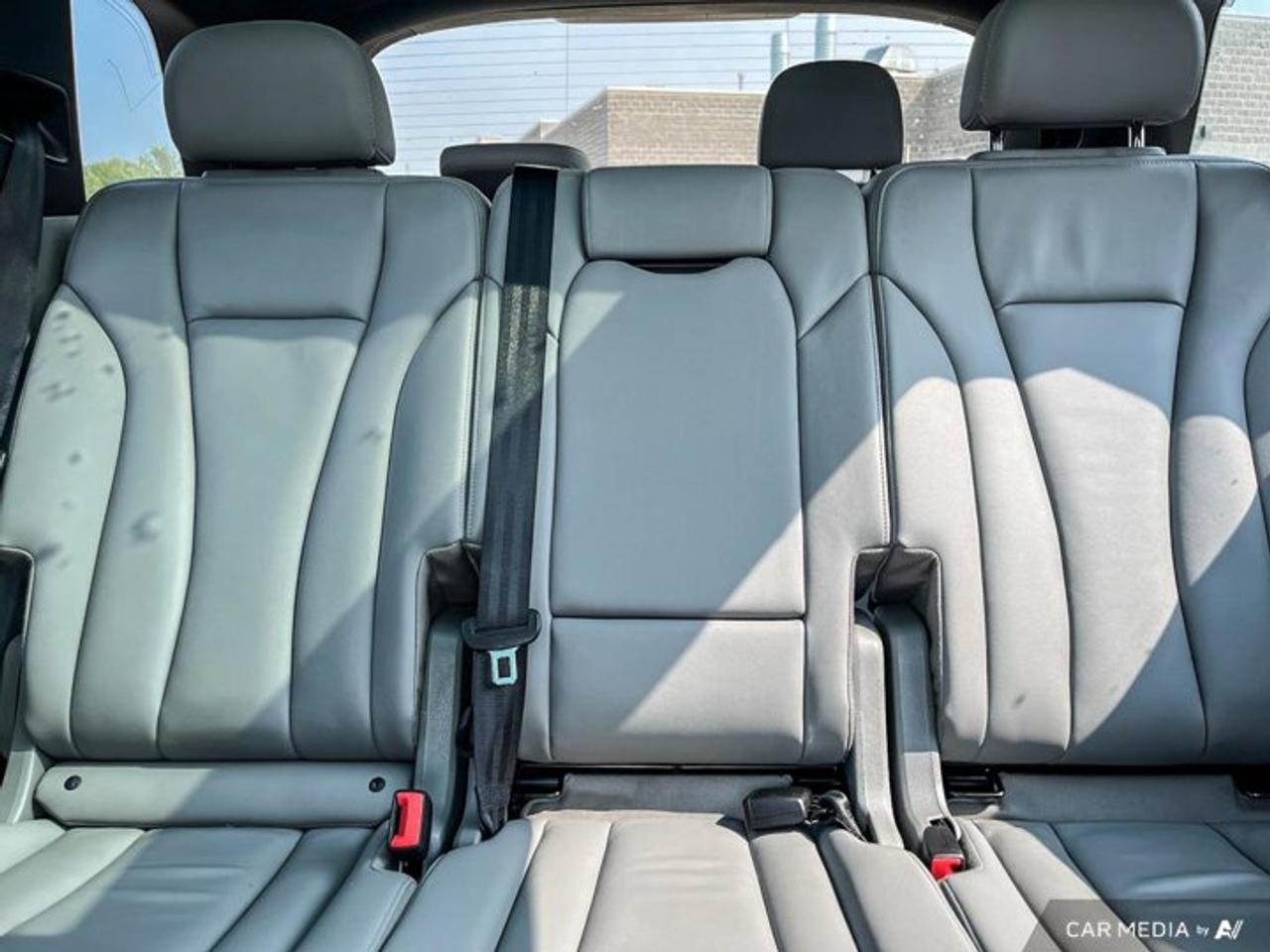 2022 Audi Q7 Komfort 45 Quattro | 7 Pass | Panoramic Sunroof | Nav | Leather | Heated Seats | Rear Cam & More ! Photo