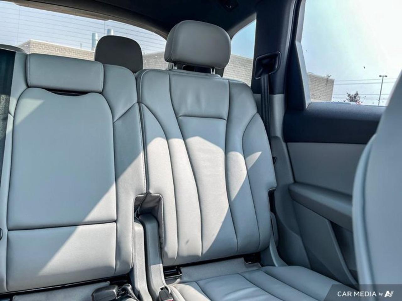 2022 Audi Q7 Komfort 45 Quattro | 7 Pass | Panoramic Sunroof | Nav | Leather | Heated Seats | Rear Cam & More ! Photo