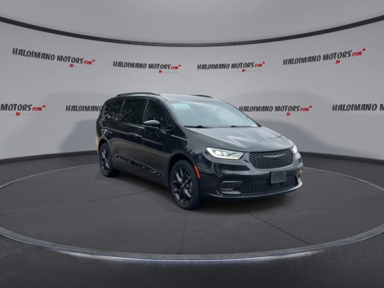 2022 Chrysler Pacifica Touring L | Panoramic Roof |  Leather Seats | Remote Start | Photo