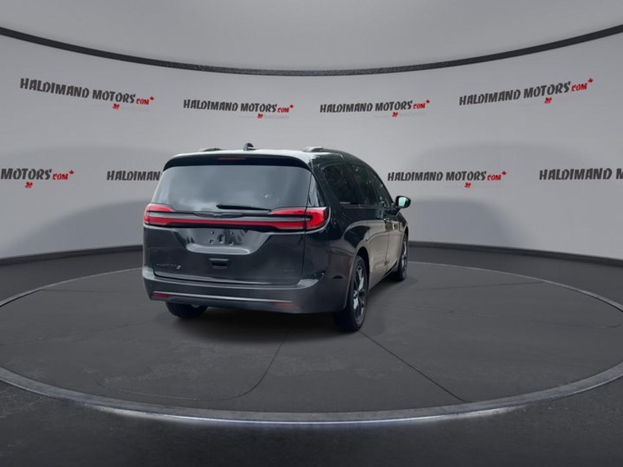 2022 Chrysler Pacifica Touring L | Panoramic Roof |  Leather Seats | Remote Start | Photo