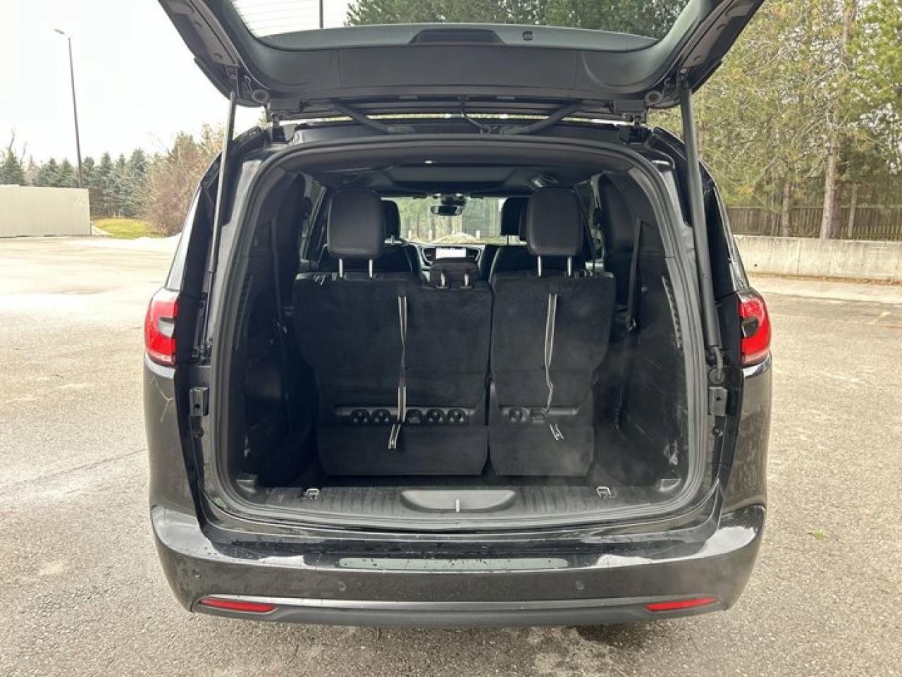 2022 Chrysler Pacifica Touring L | Panoramic Roof |  Leather Seats | Remote Start | Photo