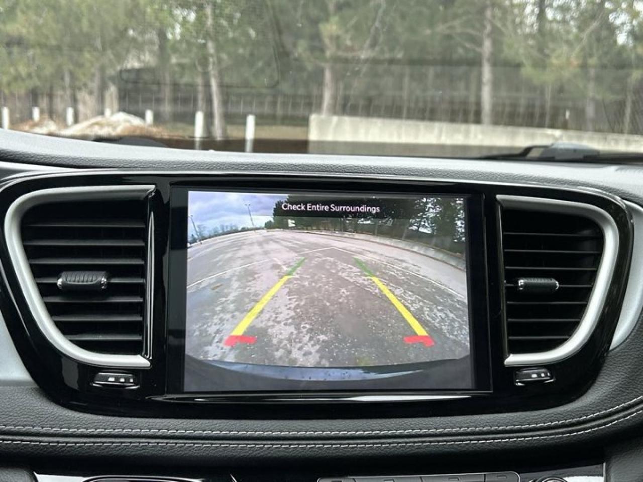 2022 Chrysler Pacifica Touring L | Panoramic Roof |  Leather Seats | Remote Start | Photo