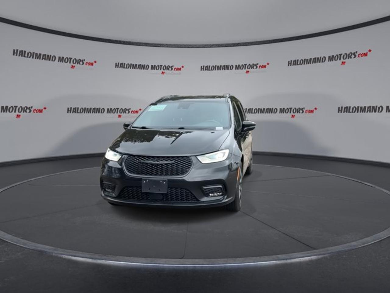 2022 Chrysler Pacifica Touring L | Panoramic Roof |  Leather Seats | Remote Start | Photo2