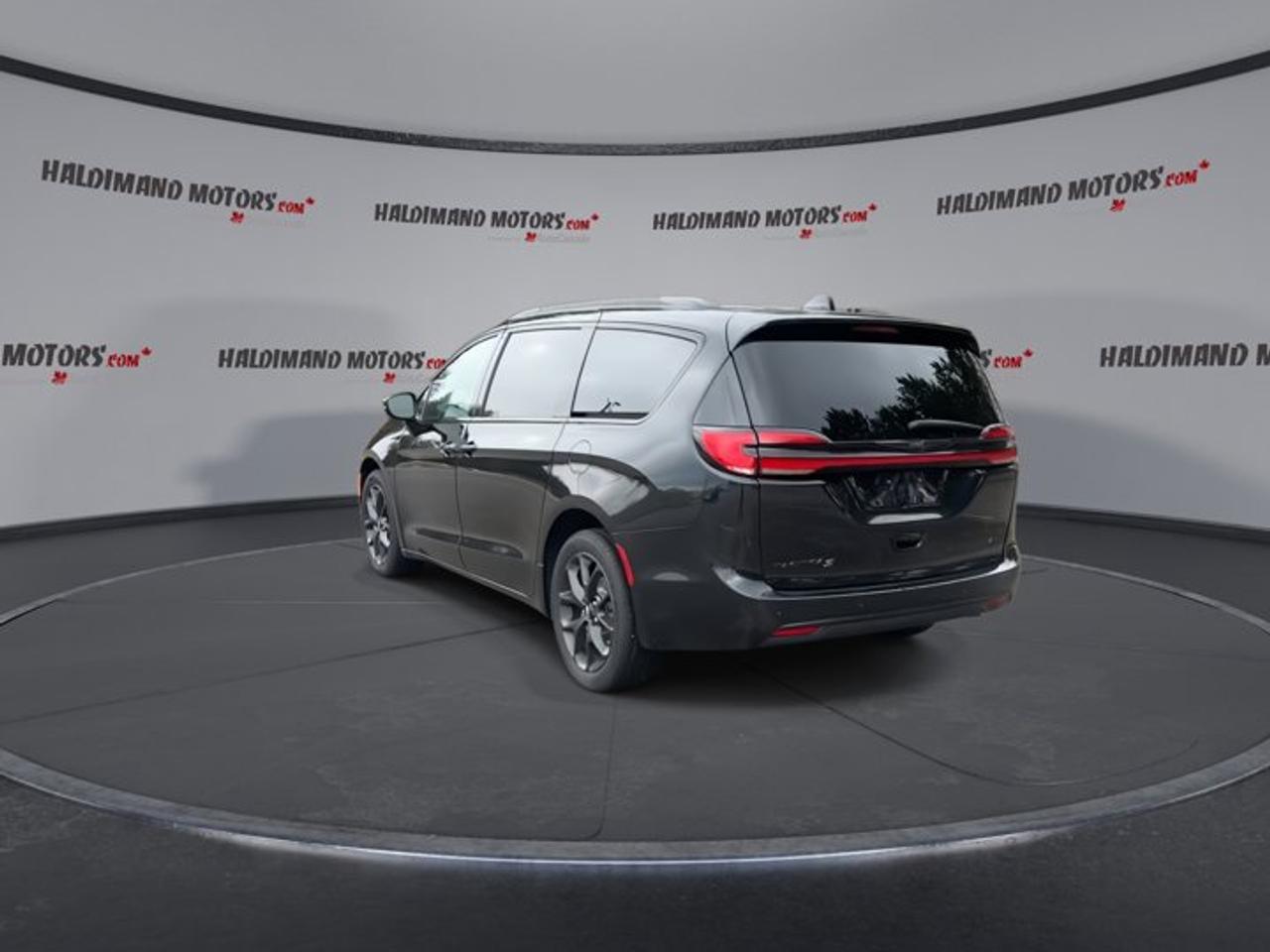 2022 Chrysler Pacifica Touring L | Panoramic Roof |  Leather Seats | Remote Start | Photo