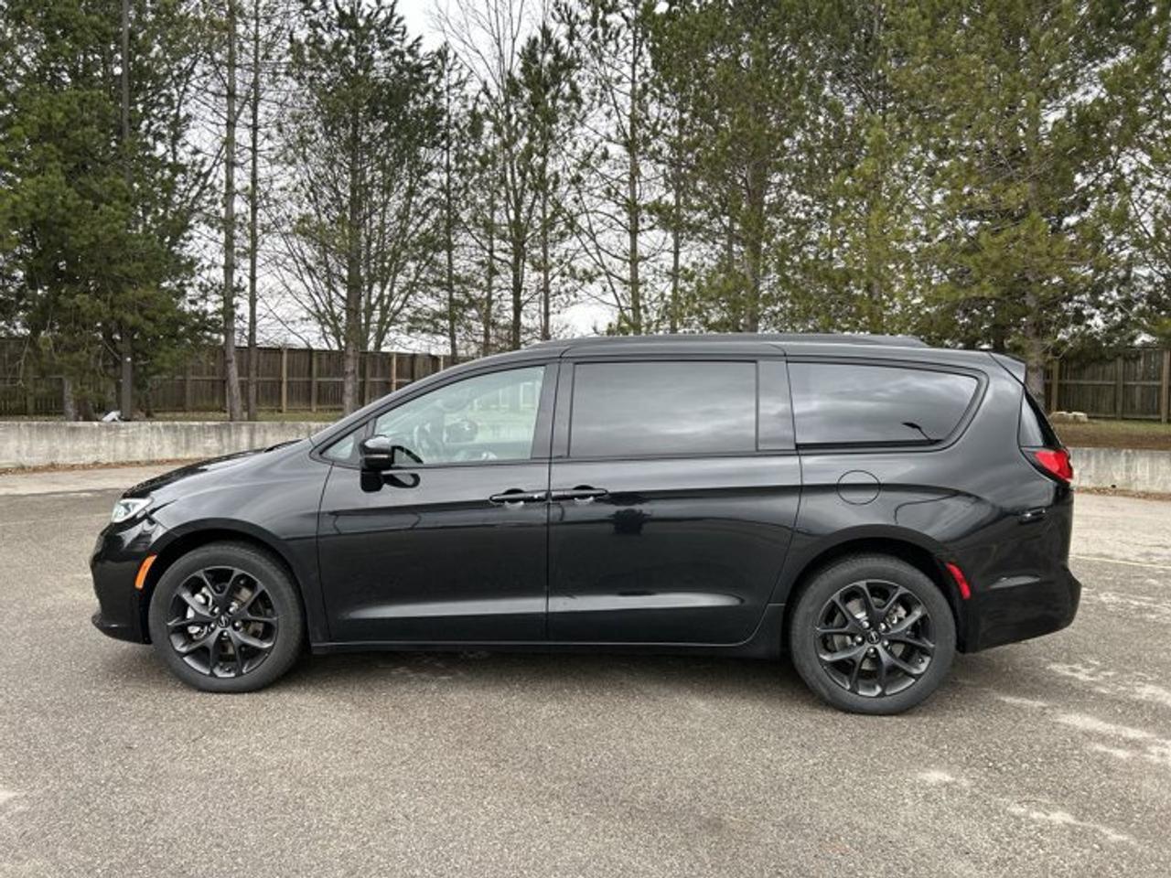 2022 Chrysler Pacifica Touring L | Panoramic Roof |  Leather Seats | Remote Start | Photo