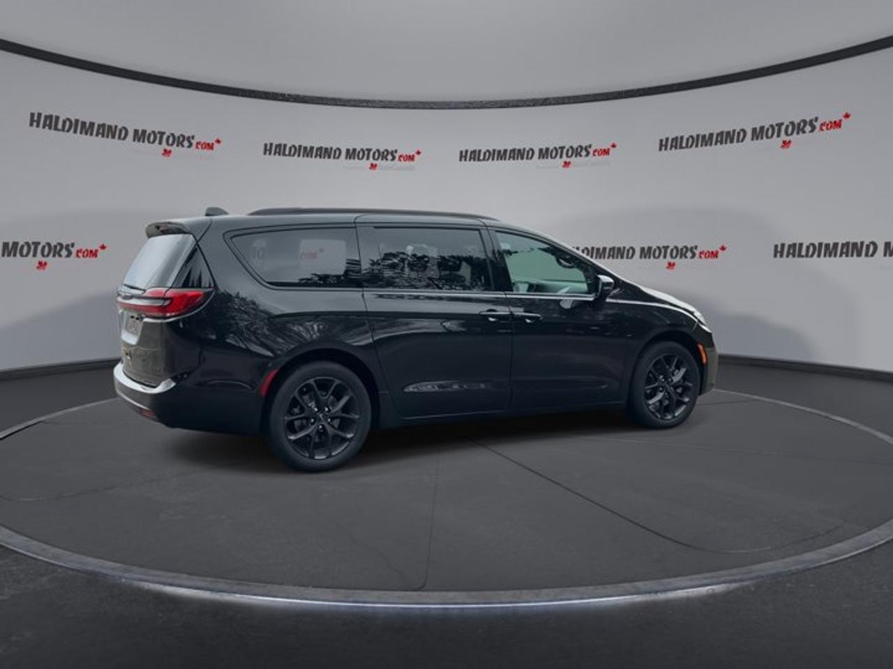 2022 Chrysler Pacifica Touring L | Panoramic Roof |  Leather Seats | Remote Start | Photo