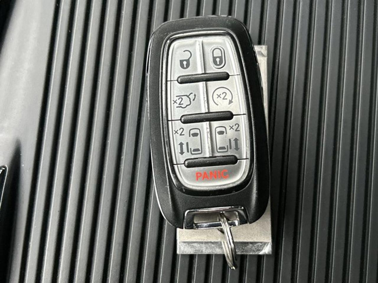 2022 Chrysler Pacifica Touring L | Panoramic Roof |  Leather Seats | Remote Start | Photo