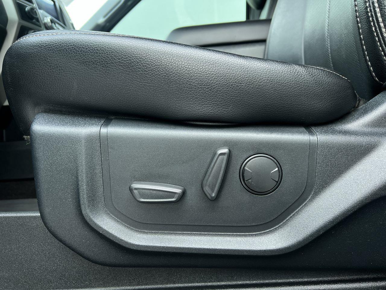 2020 Ford F-150 Lariat 4X4, MOONROOF, HEATED LEATHER SEATS, POWER LIFTGATE, NAV, BACK UP CAM!! Photo