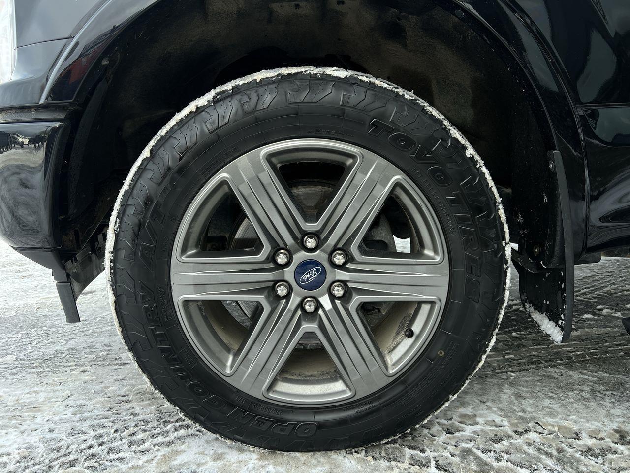 2020 Ford F-150 Lariat 4X4, MOONROOF, HEATED LEATHER SEATS, POWER LIFTGATE, NAV, BACK UP CAM!! Photo