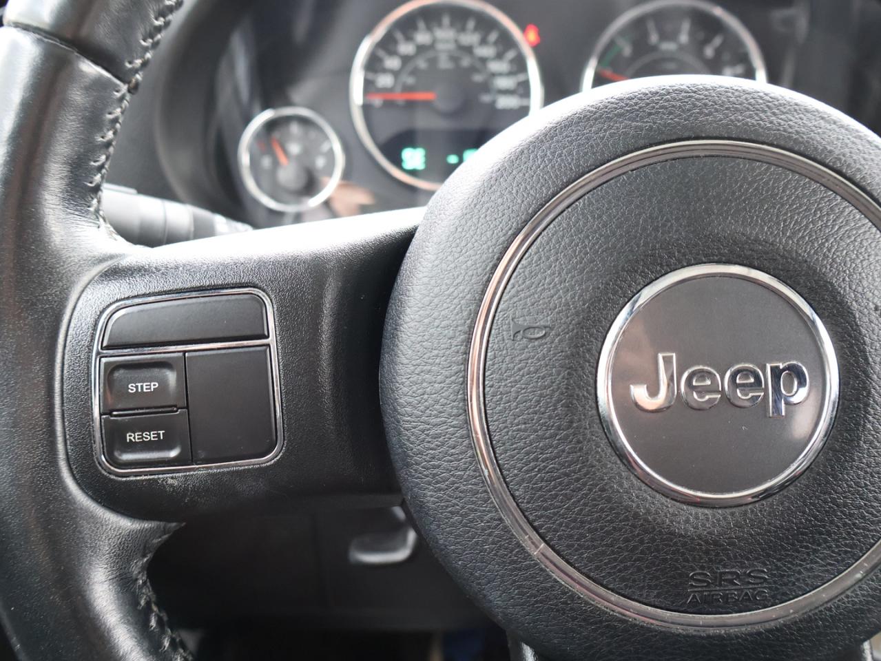 2017 Jeep Wrangler V6 UNLIMITED SAHARA 4WD CERTIFIED NAV BLUETOOTH CRUISE ALLOYS - Photo #23