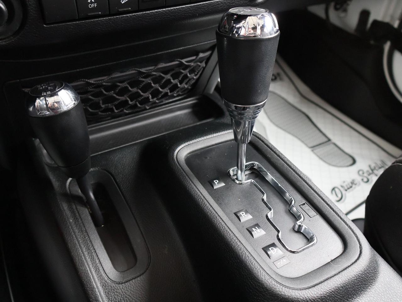 2017 Jeep Wrangler V6 UNLIMITED SAHARA 4WD CERTIFIED NAV BLUETOOTH CRUISE ALLOYS Photo