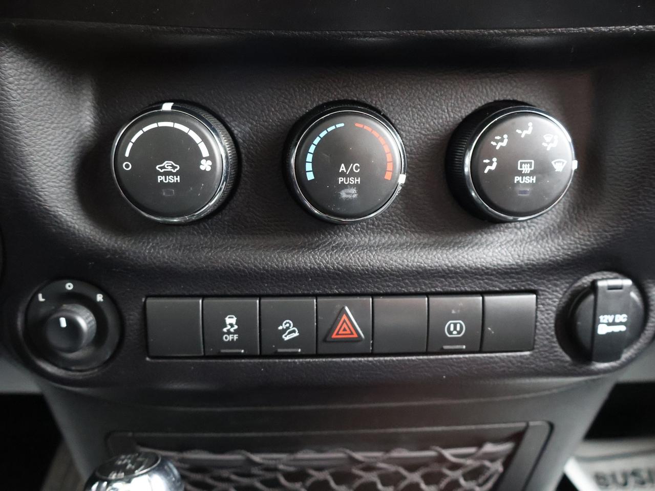 2017 Jeep Wrangler V6 UNLIMITED SAHARA 4WD CERTIFIED NAV BLUETOOTH CRUISE ALLOYS Photo