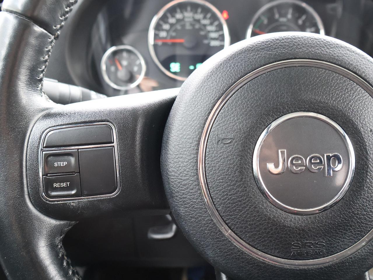 2017 Jeep Wrangler V6 UNLIMITED SAHARA 4WD CERTIFIED NAV BLUETOOTH CRUISE ALLOYS Photo