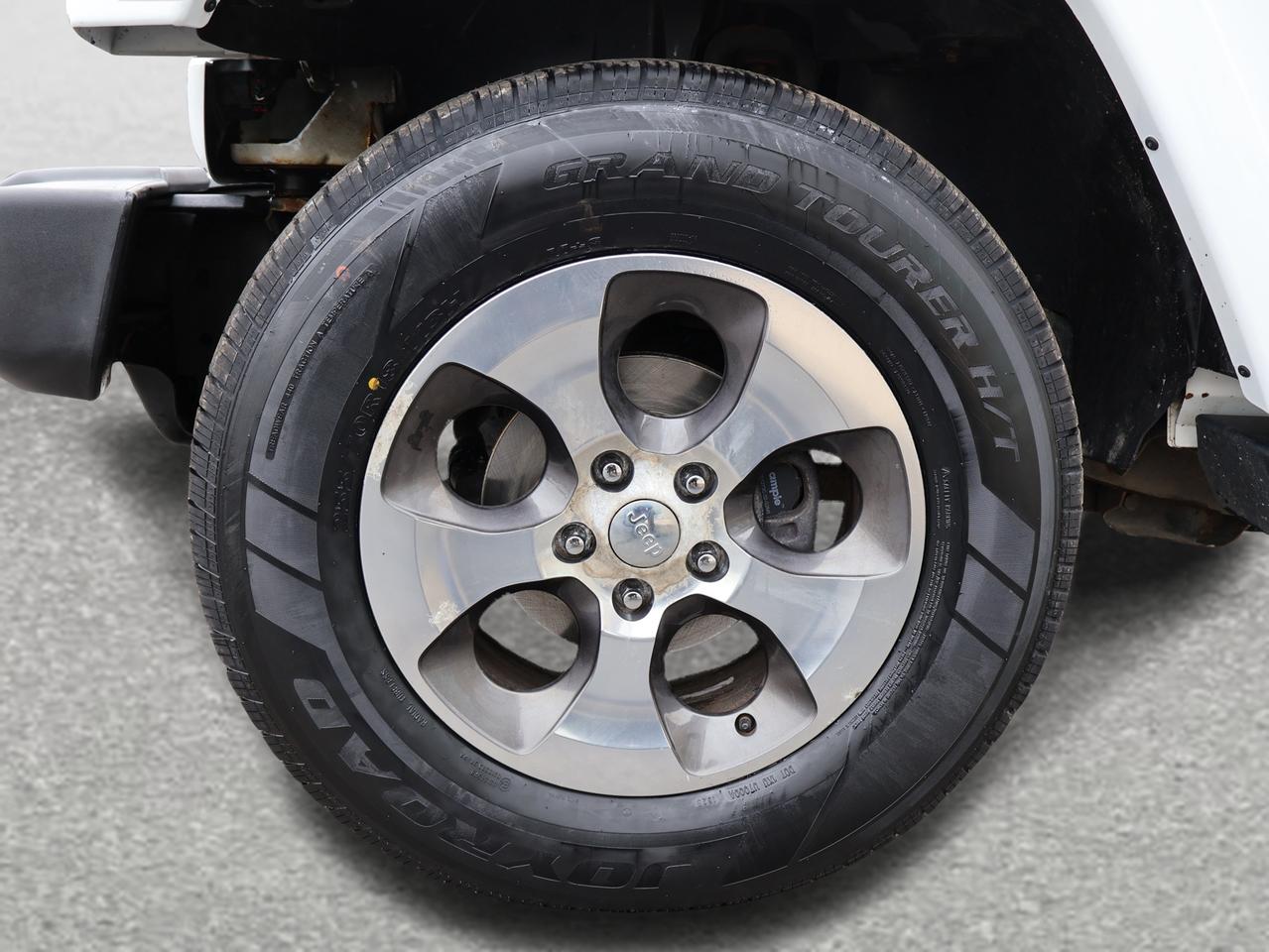 2017 Jeep Wrangler V6 UNLIMITED SAHARA 4WD CERTIFIED NAV BLUETOOTH CRUISE ALLOYS Photo