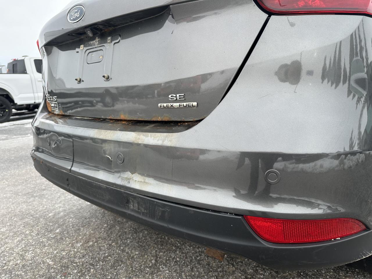 2015 Ford Focus SE Hatchback FWD Photo3