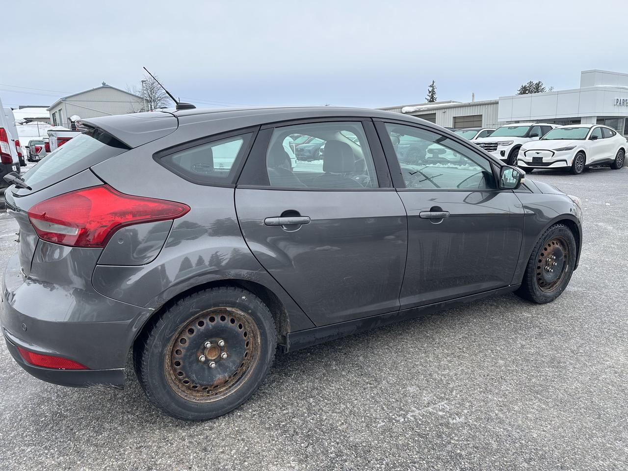 2015 Ford Focus SE Hatchback FWD Photo2