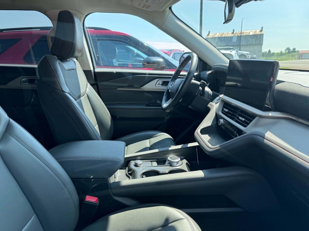 2026 Ford Explorer Active Photo2
