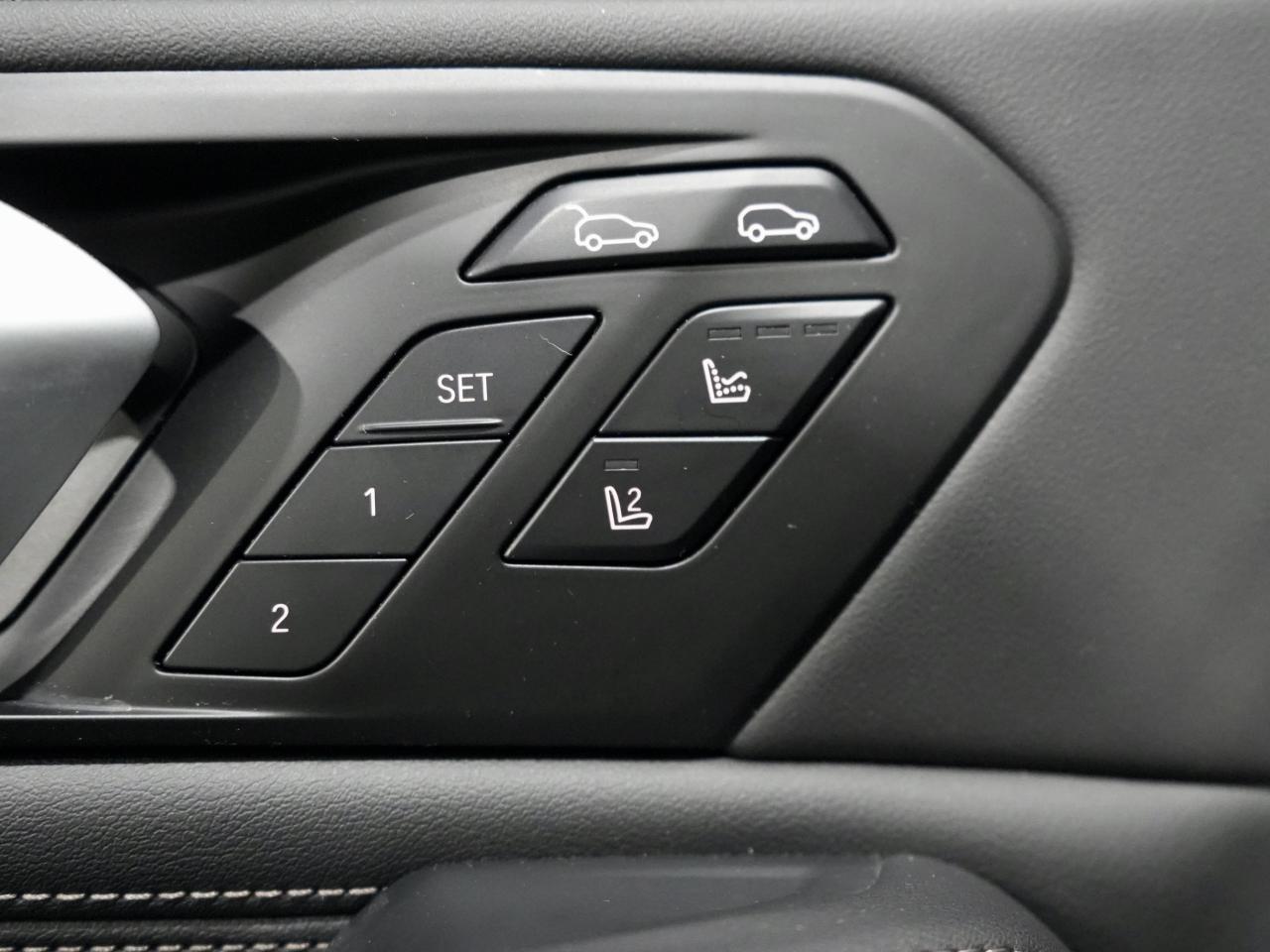 2025 BMW X6 xDrive40i/PANO/HUD/360CAM/22 IN RIM/CARBON FIBER Photo