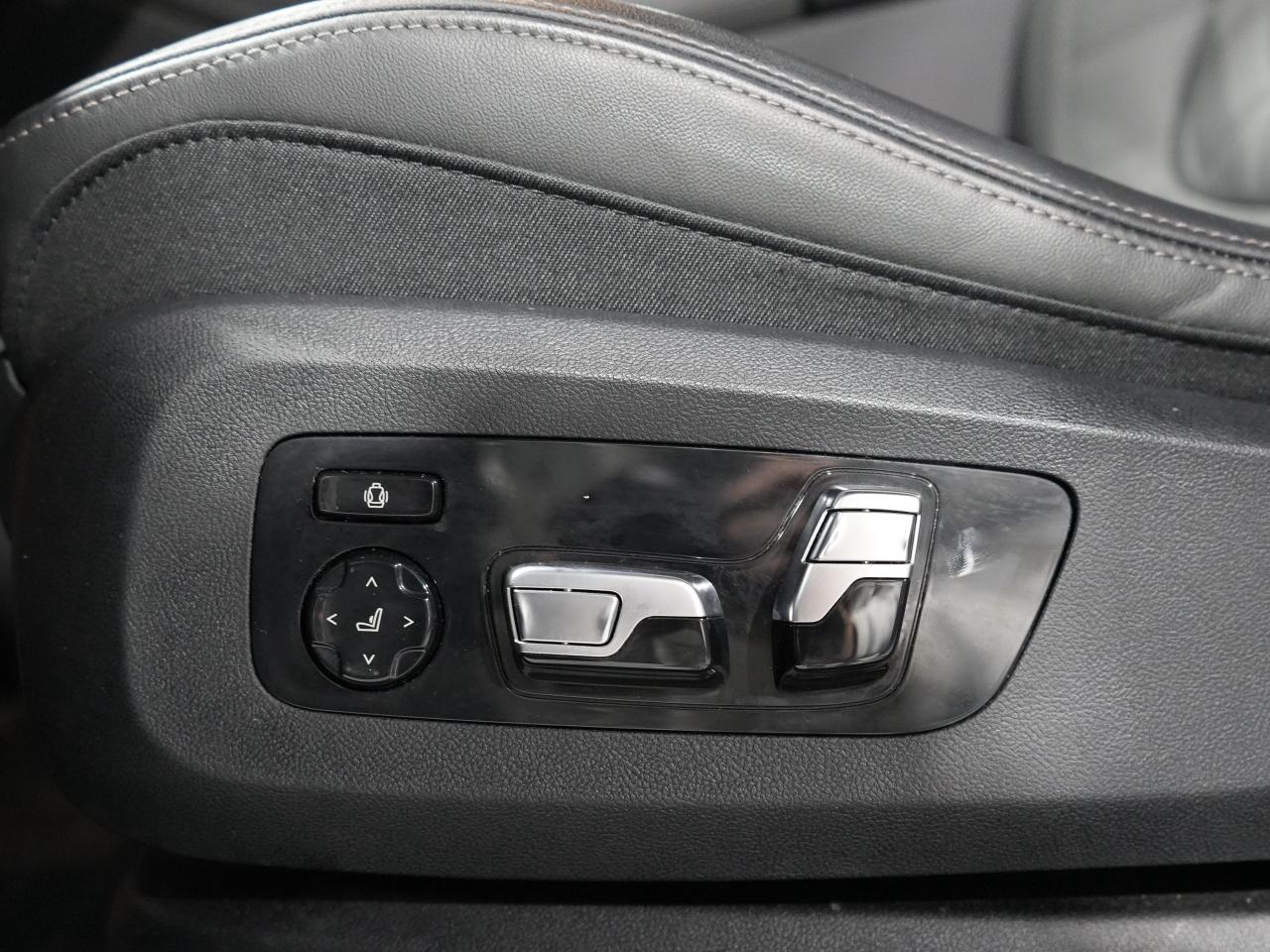 2025 BMW X6 xDrive40i/PANO/HUD/360CAM/22 IN RIM/CARBON FIBER Photo