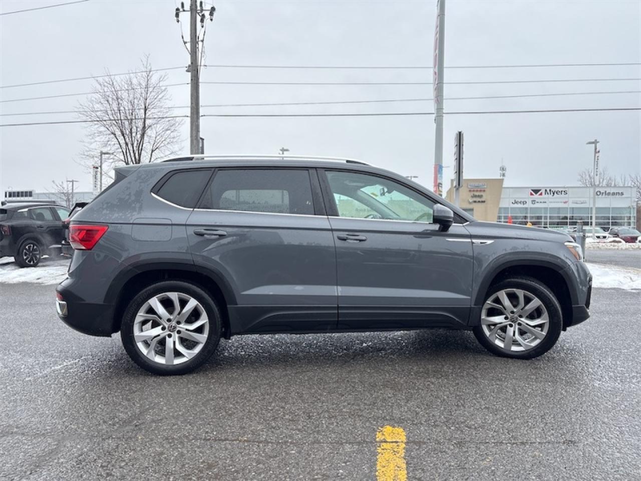 2022 Volkswagen Taos Comfortline 4MOTION  Lease return, Clean Carfax Photo