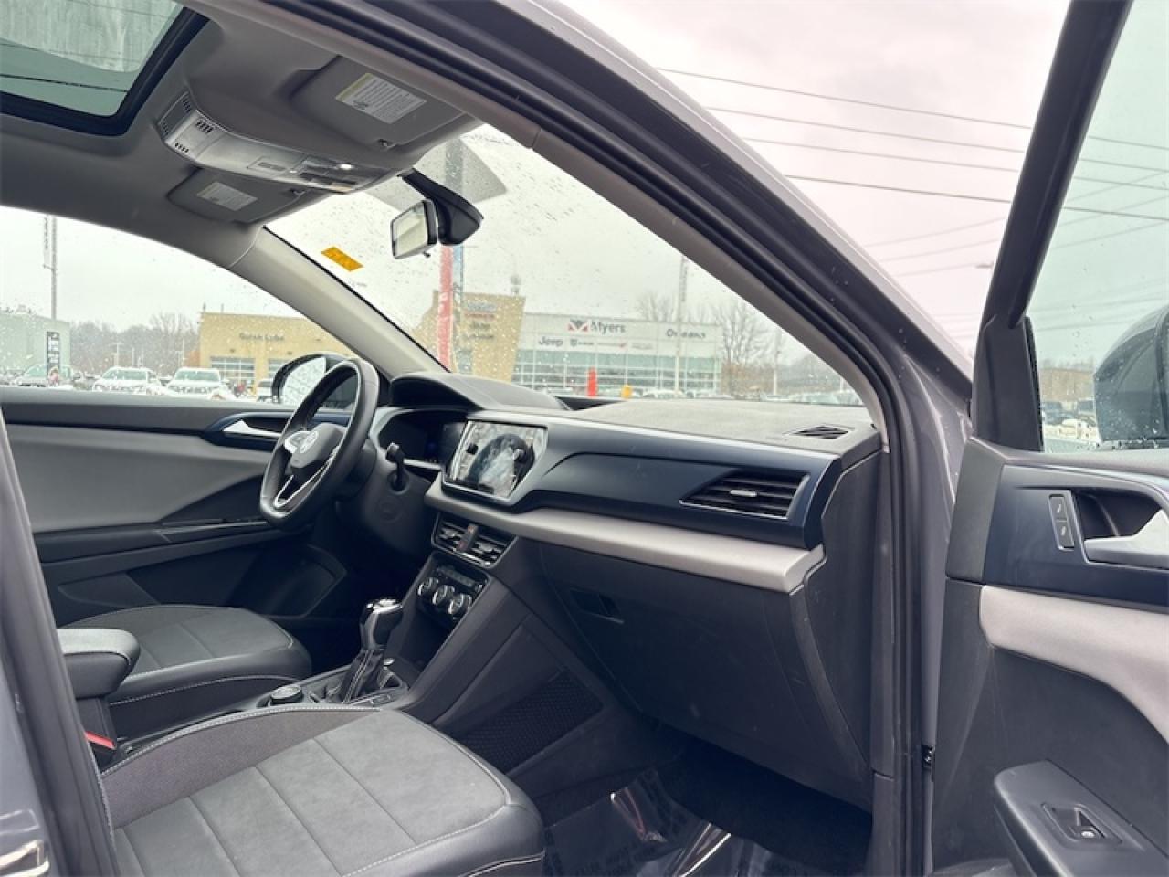 2022 Volkswagen Taos Comfortline 4MOTION  Lease return, Clean Carfax Photo