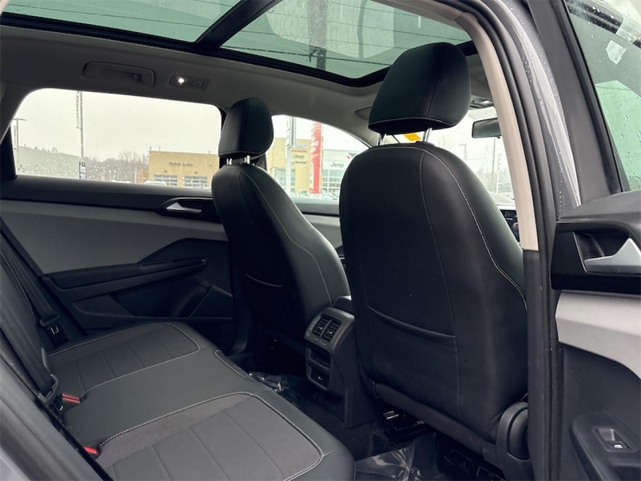 2022 Volkswagen Taos Comfortline 4MOTION  Lease return, Clean Carfax Photo