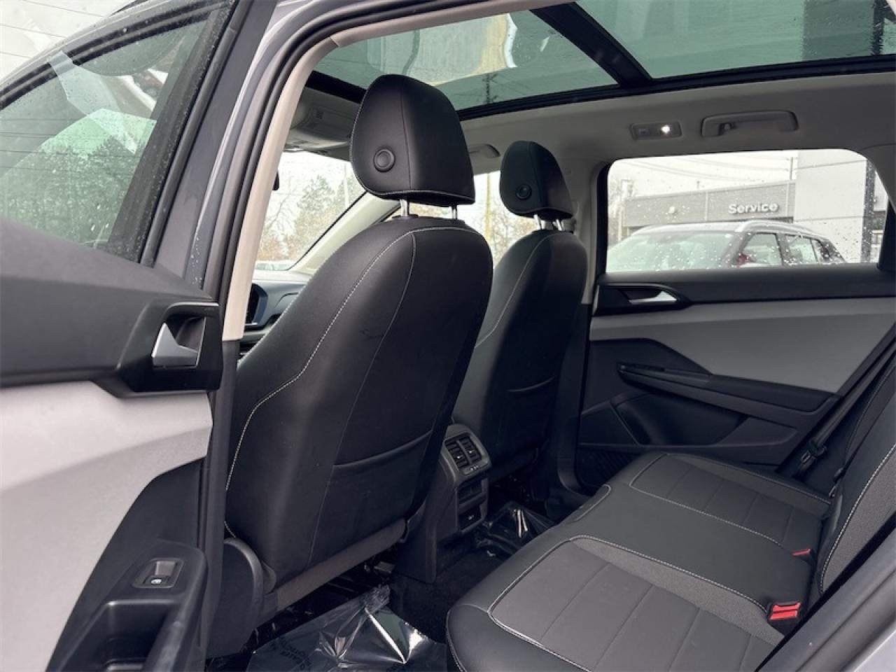 2022 Volkswagen Taos Comfortline 4MOTION  Lease return, Clean Carfax Photo