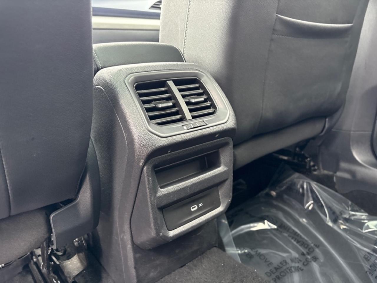 2022 Volkswagen Taos Comfortline 4MOTION  Lease return, Clean Carfax Photo