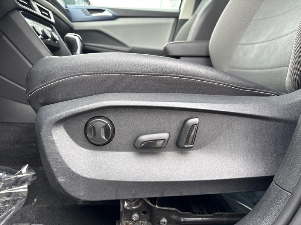 2022 Volkswagen Taos Comfortline 4MOTION  Lease return, Clean Carfax Photo