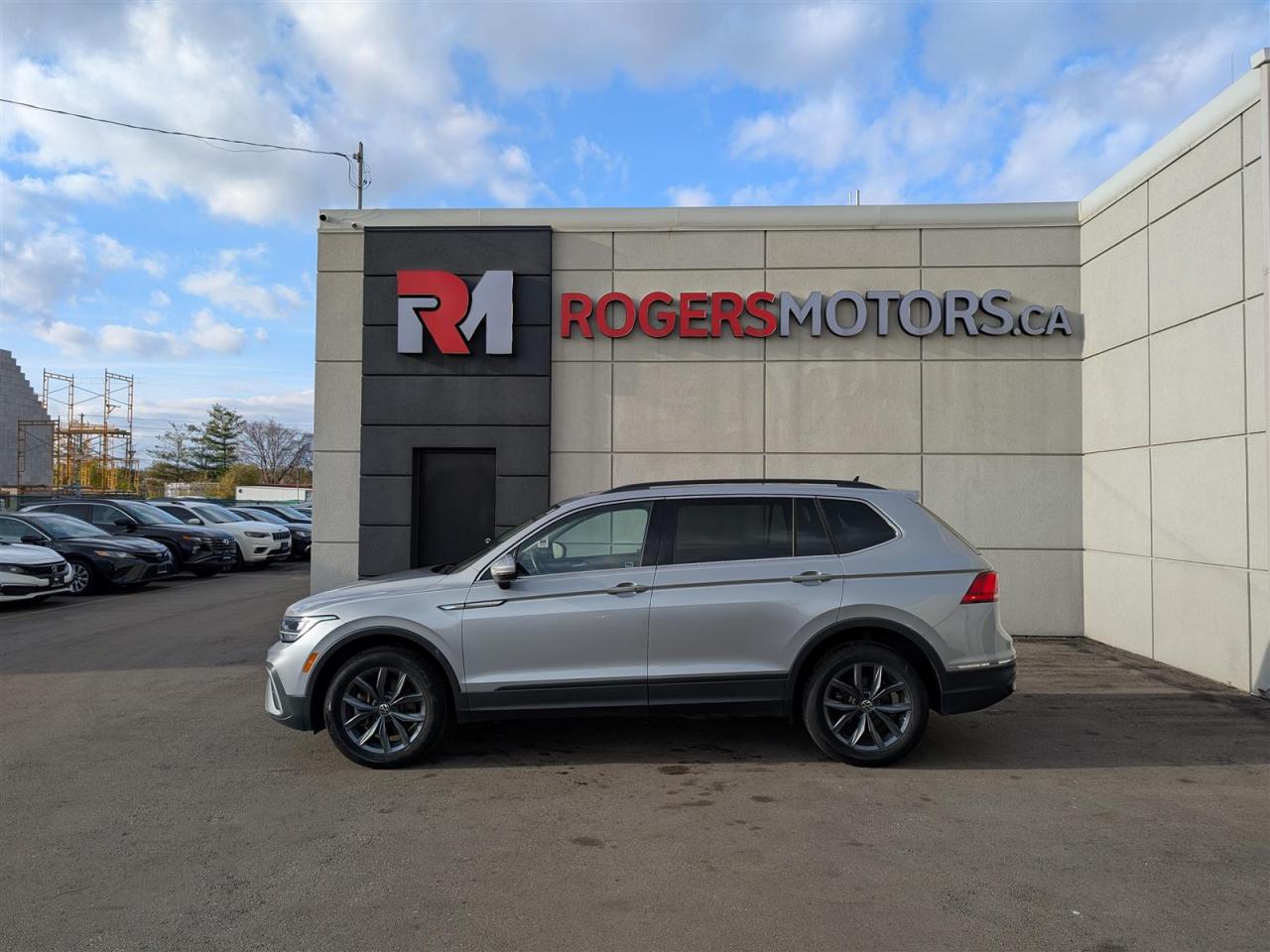 2022 Volkswagen Tiguan 4MOTION - PANO ROOF - LEATHER - TECH FEATS Photo2