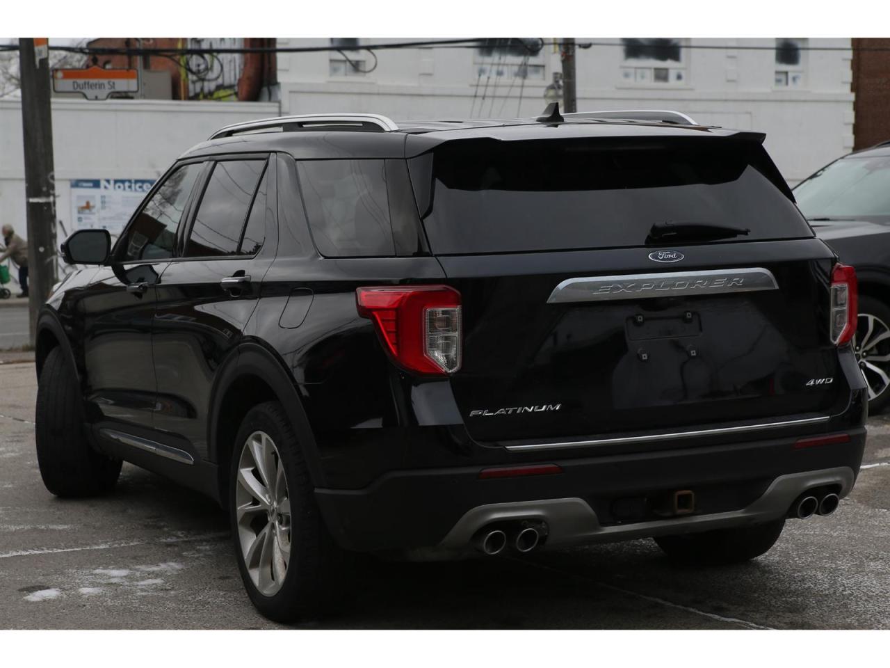 2021 Ford Explorer Platinum AWD | Panoramic Roof | Navigation | 6 Passenger Photo4