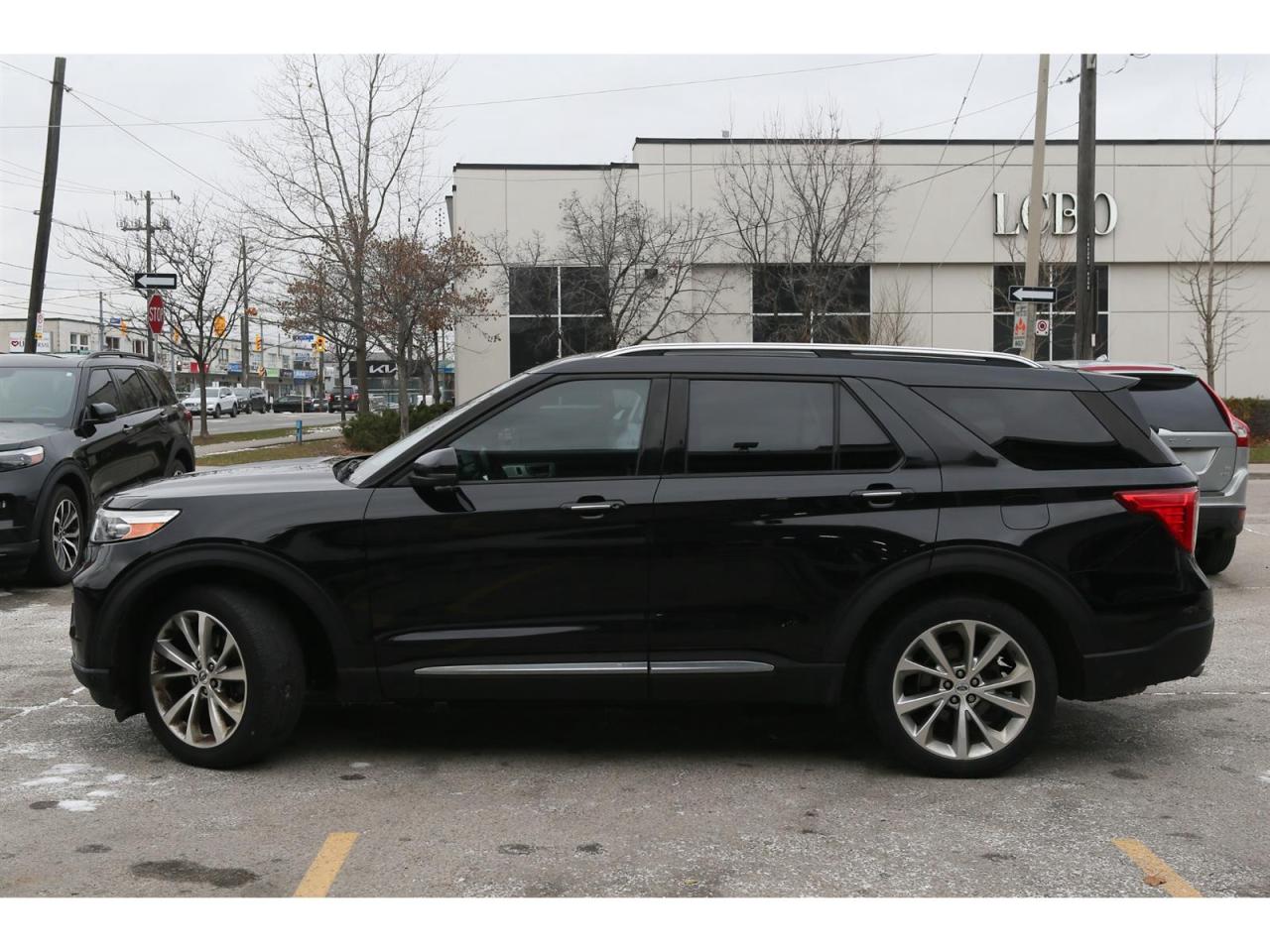 2021 Ford Explorer Platinum AWD | Panoramic Roof | Navigation | 6 Passenger Photo3