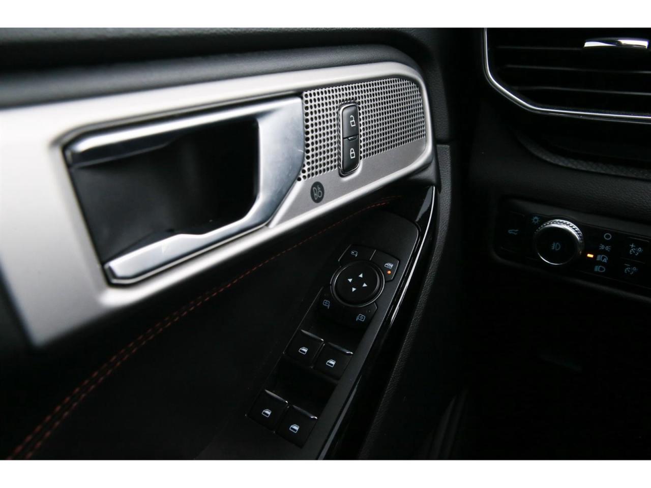 2022 Ford Explorer ST-Line AWD Photo