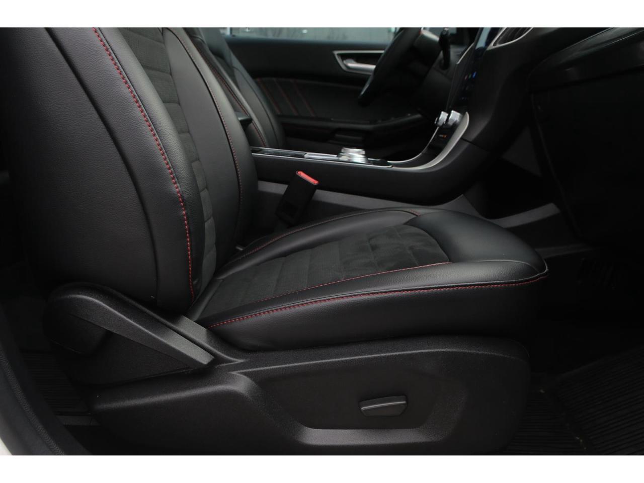 2024 Ford Edge ST-Line - AWD - Navigation - Leather Seats - Apple Car Play - Dual Zone Climate - Adaptive Cruise Photo